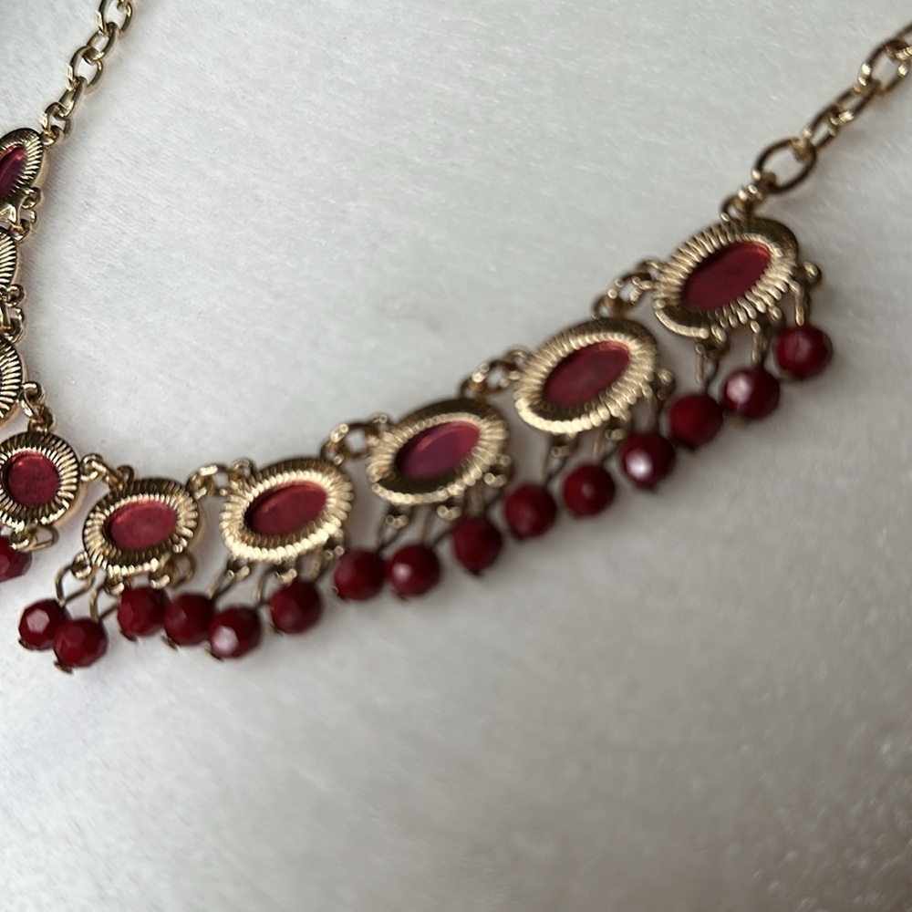 New red crystals with gold colored chain necklace - Picture 5 of 7